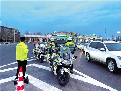 鸣警笛亮绿波,郑州交警为濮阳昏迷
