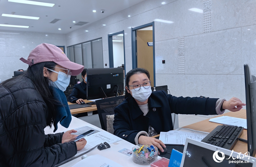 企业工作人员线下咨询办理流程。人民网记者 宋芳鑫摄
