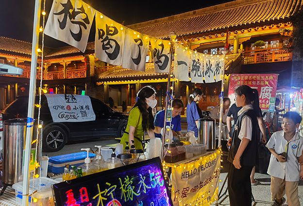 归德市集以“商”文化为依托，汇聚起一批来自不同领域的创意机构，为众多音乐人、本土原创设计师、匠人等提供了人与物进行对话的自然空间。