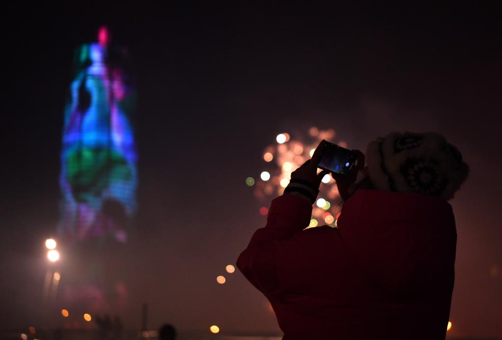 郑州：灯光秀 迎新年